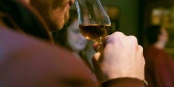 Skleničky na rum a degustace – existuje správná cesta?