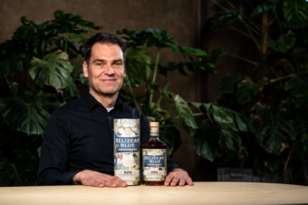 Jacco Kroon: Belizean Blue každým douškem vypráví příběh země svého původu
